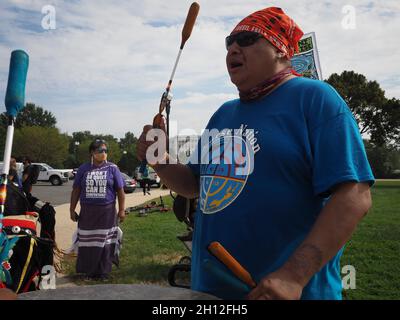 Washington DC, Stati Uniti. 15 ottobre 2021. 15 ottobre 2021, Washington, Distretto di Columbia, USA: Giorno cinque della gente contro combustibili fossili settimana di attivismo da parte di attivisti e alleati del clima indigeni si è concluso con canti, drumming, e disobbedienza civile. (Credit Image: © sue Dorfman/ZUMA Press Wire) Credit: ZUMA Press, Inc./Alamy Live News Foto Stock