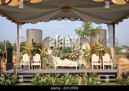 Cerimonia, arco, arco di nozze, matrimonio, momento di nozze, decorazioni, decorazioni, decorazioni per matrimoni, fiori, sedie, cerimonia all'aperto, bou Foto Stock