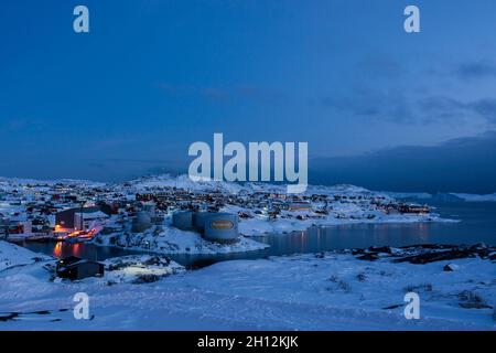 Una vista panoramica di Ilulissat al tramonto. Ilulissat, Groenlandia. Foto Stock