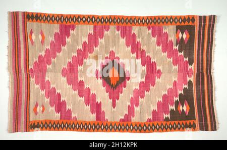 Coperta/ Sarape, c. 1890-1900. America, Nativi Nord Americani, a sud-ovest, Rio Grande ispanica, Post-Contact, periodo transitorio. Arazzo armatura: cotone e lana; complessivo: 198 x 114,5 cm (77 15/16 x 45 1/16 in.). Foto Stock