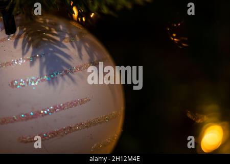 Natale concetto con decorazione e bokeh lighs sfondo Foto Stock