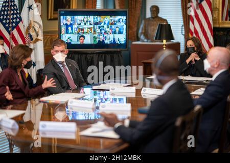 Washington, Stati Uniti d'America. 07 Ottobre 2021. Kamala Harris, vicepresidente degli Stati Uniti, a destra, presiede un incontro della White House Task Force sull'organizzazione e l'empowerment dei lavoratori con il Vice Presidente sec. Marty Walsh e altri membri del gabinetto in Eisenhower Executive Office Building 7 ottobre 2021 a Washington, D.C. Credit: Lawrence Jackson/White House Photo/Alamy Live News Foto Stock