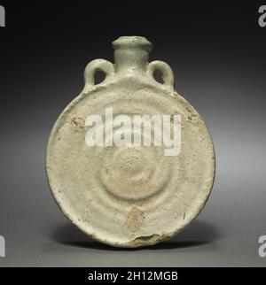 Pallone da pellegrino, 1-200. Parthian, 1a-2a secolo. La terracotta; complessivo: 17,6 cm (6 15/16 in.). Foto Stock