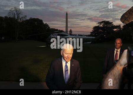 Washington DC, Stati Uniti. 15 ottobre 2021. Il presidente Joe Biden parla ai giornalisti quando arriva sul prato meridionale della Casa Bianca a Washington, DC, venerdì 15 ottobre 2021. Biden è tornato da un viaggio nel Connecticut. Foto di Oliver Contreras/UPI Credit: UPI/Alamy Live News Foto Stock