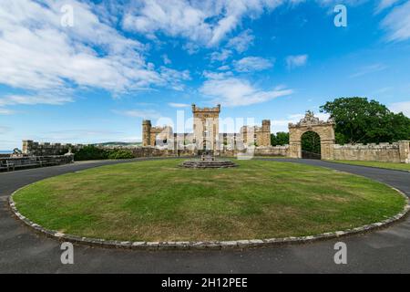 Vista grandangolare della torre di orologio al Castello di Culzean, vicino a Maybole, Carrick, nel South Ayrshire, sulla costa occidentale della Scozia. Foto Stock