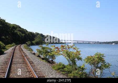 Splendida vista sui binari della ferrovia presso la base navale sottomarina di New London, Connecticut Foto Stock