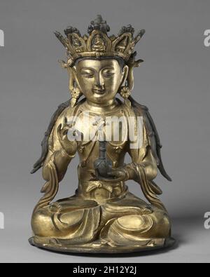 Seduto Guanyin, 1368-1644. Cina, dinastia Ming (1368-1644). In bronzo dorato con policromia; complessivo: 30,2 x 19,3 x 20,4 cm (11 7/8 x 7 5/8 x 8 1/16 in.). Foto Stock