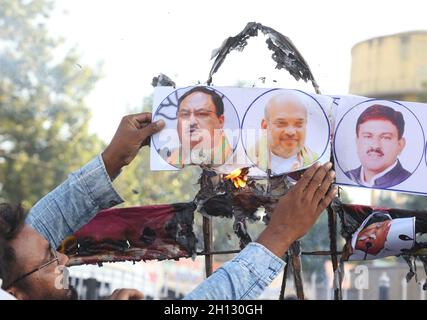 Beawar, India. 15 ottobre 2021. Gli attivisti del Congresso bruciano un'effigie Ravana con le foto del ministro indiano della casa Amit Shah Bharatiya Janata, presidente del partito J.P. Nadda e l'altro ministro sindacale del BJP durante la loro protesta al cerchio di Mahatma Gandhi a Beawar. (Foto di Sumit Saraswat/Pacific Press) Credit: Pacific Press Media Production Corp./Alamy Live News Foto Stock