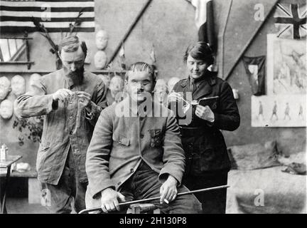 Soldato francese il cui volto è stato mutilato nella prima guerra mondiale, essendo dotato di una maschera realizzata presso l'American Red Cross studio di Anna Coleman Ladd, 1918. Foto Stock