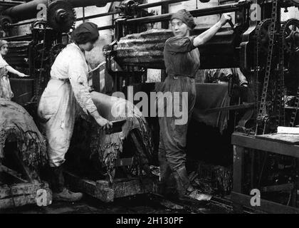 Donne conceria lavoratori in una fabbrica durante WW1. . Foto Stock