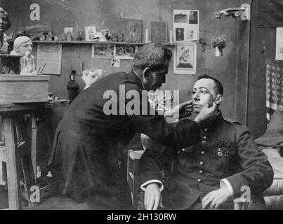 Soldato francese il cui volto è stato mutilato nella prima guerra mondiale, essendo dotato di una maschera realizzata presso l'American Red Cross studio di Anna Coleman Ladd, 1918. Foto Stock