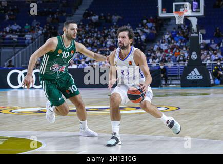 Madrid, Spagna. 15 ottobre 2021. Turkish Airlines Eurolega Basketball; Real Madrid versus Panathinaikos OPAP Athens; Sergio Llull (Real Madrid Baloncesto) si stacca dalla difesa di Ioannis Papapetrou (Panathinaikos OPAP Athens) Credit: Action Plus Sports/Alamy Live News Foto Stock