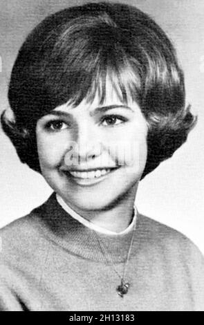 1963 , USA : l'attrice americana SALLY FIELD (nata il 6 novembre 1946 ), quando era una ragazza di 17 anni , anno Senior . Fotografo sconosciuto , foto della scuola di yearbook .- STORIA - FOTO STORICHE - ATTORE - FILM - CINEMA - personalità da giovane giovani - personalità quando era giovane - ADOLESCENTE - INFANZIA - INFANZIA - BAMBINO - BAMBINI - RAGAZZA - BAMBINI - BAMBINO - sorriso - sorriso - sorriso -- - ARCHIVIO GBB Foto Stock