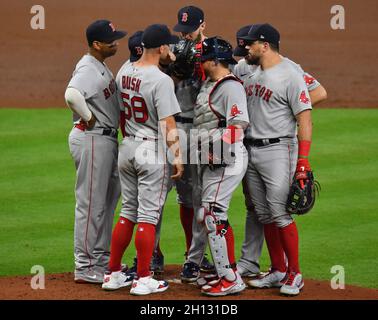 Houston, Stati Uniti. 15 ottobre 2021. I compagni di squadra dei Boston Red Sox parlano con Chris sale, lanciatore, con le basi caricate nel 2° inning in gioco, uno dei MLB ALCS contro gli Houston Astros al Minute Maid Park di Houston, Texas, venerdì 15 ottobre 2021. Foto di Maria Lysaker/UPI . Credit: UPI/Alamy Live News Foto Stock