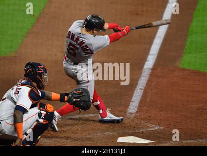 Houston, Stati Uniti. 15 ottobre 2021. Il centrocampista dei Boston Red Sox Enrique Hernandez ha fatto un'unica corsa in casa nel 3° inning in gioco uno dei MLB ALCS contro gli Houston Astros al Minute Maid Park di Houston, Texas venerdì 15 ottobre 2021. Foto di Maria Lysaker/UPI . Credit: UPI/Alamy Live News Foto Stock