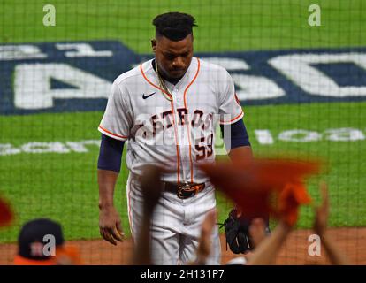 Houston, Stati Uniti. 15 ottobre 2021. Houston Astros lanciatore Framber Valdez lascia il campo dopo essere stato sostituito nel 3 ° inning in gioco uno dei MLB ALCS contro il Boston Red Sox al Minute Maid Park a Houston, Texas Venerdì, 15 ottobre 2021. Foto di Maria Lysaker/UPI . Credit: UPI/Alamy Live News Foto Stock