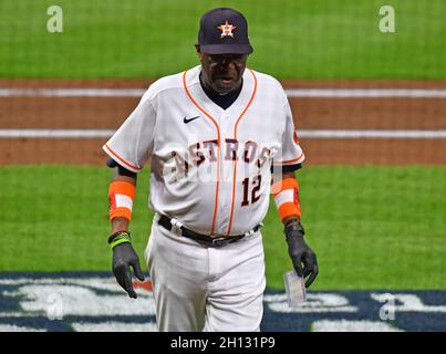 Houston, Stati Uniti. 15 ottobre 2021. Il manager di Houston Astros Dusty Baker Jr. Lascia il campo dopo aver sostituito il lanciatore Framber Valdez nel 3° inning in gioco uno dei MLB ALCS contro i Boston Red Sox al Minute Maid Park di Houston, Texas, venerdì 15 ottobre 2021. Foto di Maria Lysaker/UPI . Credit: UPI/Alamy Live News Foto Stock