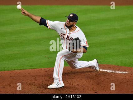 Houston, Stati Uniti. 15 ottobre 2021. Il lanciatore di sollievo Astros di Houston Yimi Garcia lancia il 3° inning in gioco uno dei MLB ALCS contro il Boston Red Sox al Minute Maid Park di Houston, Texas, venerdì 15 ottobre 2021. Foto di Maria Lysaker/UPI . Credit: UPI/Alamy Live News Foto Stock