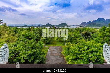 In cima a un tempio di Ninh Binh provenza con vista sul paesaggio Foto Stock