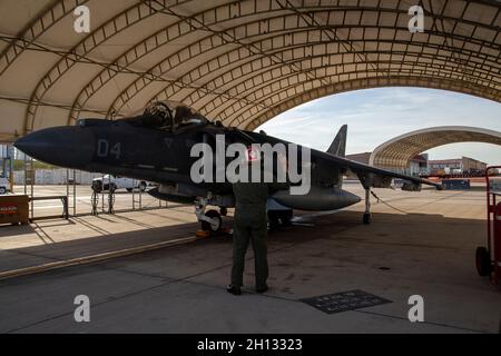 U.S. Marine Corps Sgt. William Brackett, un tecnico Powerline con Marine Attack Squadron (VMA) 214, Marine Aircraft Group 13, 3rd Marine Aircraft Wing, effettua un controllo finale su un AV-8B Harrier prima di partire Marine Corps Air Station Yuma, Ariz., 7 ottobre 2021. Questo è stato l'ultimo AV-8B Harrier rimasto al VMA-214. Il velivolo si sta trasferendo a VMA-223, Marine Aircraft Group 14, 2nd Marine Aircraft Wing, a Cherry Point, North Carolina. (STATI UNITI Foto del corpo marino di CPL. Sanders Gabrielle) Foto Stock