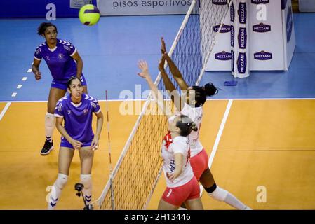 Osasco, Brasile. 15 ottobre 2021. Si svolge questo venerdì (15), il primo gioco valido per la finale del São Paulo Women's Volleyball Championship tra le squadre di Osasco x Barueri, presso la palestra sportiva José Liberatti di Osasco, Greater São Paulo. Credit: Eliane Neves/FotoArena/Alamy Live News Foto Stock