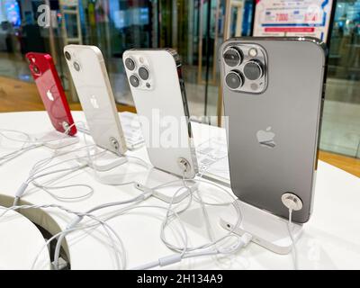Bangkok, Thailandia - 13 ottobre 2021: IPhone serie 13 sono mostrati per vendere in iStudio da Comsette - EMQUARTIER DEPARTMENTSTORE a Bangkok, Thailandia Foto Stock