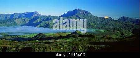 FRANCIA. REUNION ISLAND, 'PLAINE DES CAFRES' E 'PITON DES NEIGES' VISTA DALLA STRADA DEL VULCANO. Foto Stock