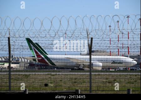 Roma, Italia. 15 ottobre 2021. Un aereo di ITA (trasporto aereo Italiano) è seduto alla rampa dell'aeroporto di Roma Fiumicimo a Roma, Italia, il 15 ottobre 2021. PER ANDARE CON 'Feature: La compagnia aerea di bandiera italiana Alitalia opera ultimo volo' Credit: Alberto Lingria/Xinhua/Alamy Live News Foto Stock