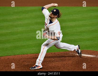 Houston, Stati Uniti. 15 ottobre 2021. Il lanciatore di sollievo di Houston Astros Ryne Stanek lancia il 7° inning in gioco uno dei MLB ALCS contro il Boston Red Sox al Minute Maid Park di Houston, Texas, venerdì 15 ottobre 2021. Foto di Maria Lysaker/UPI . Credit: UPI/Alamy Live News Foto Stock