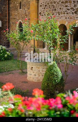 Cour intérieur du Musée du Prieuré, Salles Arbuissonnas, Beaujolais Foto Stock