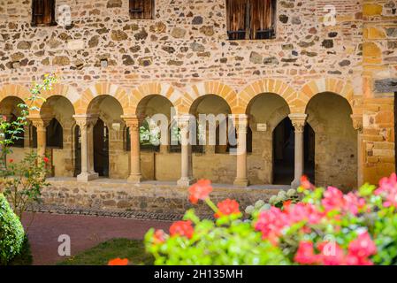 Architecture du cloitre du Musée du Prieuré, Salles Arbuissonnas, Beaujolais Foto Stock