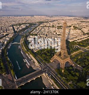 FRANCIA. PARIGI (75) 7° ARR. VISTA AEREA DELLA TORRE EIFFEL E DEL CHAMP DE MARS CON, DA SINISTRA A DESTRA, PORTA DEBILLY IL QUAI BRANLY MUSEO DELLE ARTI Foto Stock