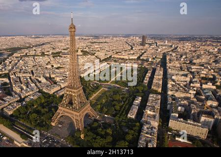 FRANCIA. PARIGI (75) 7° ARR. VISTA AEREA DELLA TORRE EIFFEL E DEL CHAMP DE MARS, ECOLE MILITAIRE E LA TORRE MONTPARNASSE SULLO SFONDO (260 Foto Stock