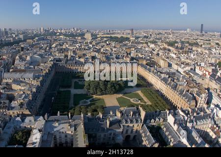 FRANCIA. PARIGI (75) 5 ° DISTRETTO. AL PRIMO PIANO (DA L A R), PLACE DES VOSGES, LA RUE DE TURENNE. SULLO SFONDO (DA L A R), PONTE ARSENALE E LA COIRA Foto Stock