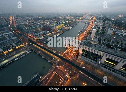 FRANCIA. PARIGI (75) 12 ° E 13 ° DISTRETTO. IN PRIMO PIANO, BOULEVARD VINCENT AURIOL, IL PONT DE BERCY, LA SENNA, IL BOULEVARD DE BERCY E IL MINISTERO Foto Stock