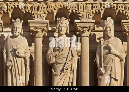 FRANCIA. PARIGI (75) CATTEDRALE DI NOTRE-DAME. ALL'ALTEZZA DELLA GALLERIA DEI RE, SOPRA I TRE PORTALI DELLA FACCIATA OVEST. LE 28 STATUE SONO IL KIN Foto Stock