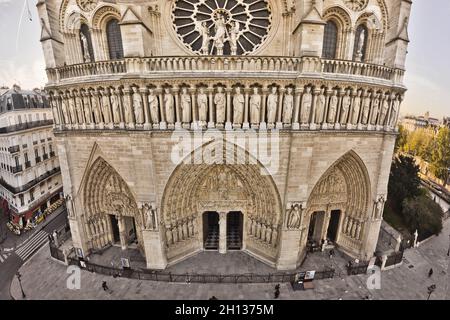 ALL'ALTEZZA DELLA GALLERIA DEI RE, SOPRA I TRE PORTALI DELLA FACCIATA OVEST. LE 28 STATUE SONO I RE DI GIUDA E ISRAELE, GLI ANTENATI DI Foto Stock