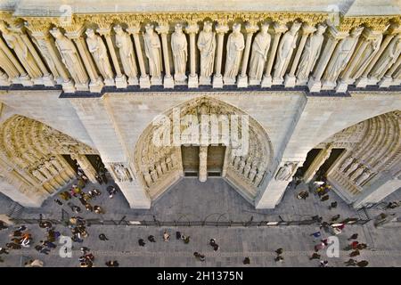 FRANCIA. PARIGI (75) CATTEDRALE DI NOTRE-DAME. ALL'ALTEZZA DELLA GALLERIA DEI RE, SOPRA I TRE PORTALI DELLA FACCIATA OVEST. LE 28 STATUE SONO IL KIN Foto Stock