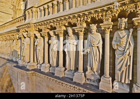 FRANCIA. PARIGI (75) CATTEDRALE DI NOTRE-DAME. ALL'ALTEZZA DELLA GALLERIA DEI RE, SOPRA I TRE PORTALI DELLA FACCIATA OVEST. LE 28 STATUE SONO IL KIN Foto Stock