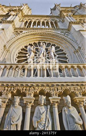 FRANCIA. PARIGI (75) CATTEDRALE DI NOTRE-DAME. ALL'ALTEZZA DELLA GALLERIA DEI RE, SOPRA I TRE PORTALI DELLA FACCIATA OVEST. LE 28 STATUE SONO IL KIN Foto Stock