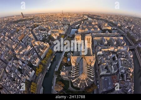 NOTRE DAME E IL SUO CHEVET VISTO DA EST. LA CATTEDRALE SEMBRA AVVOLTA NELLE CAPPELLE LATERALI E NEI CONTRAFFORTI VOLANTI. SOLO LA CRESCITA, NEL SUD SI Foto Stock