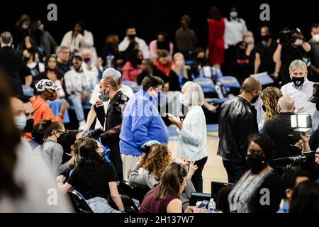 Chicago, Stati Uniti. 15 ottobre 2021. Illinois Governatore J.B. Pritzker partecipa alla WNBA finale gioco 3 il 15 ottobre 2021 a Wintrust Arena credito: SPP Sport Press Foto. /Alamy Live News Foto Stock