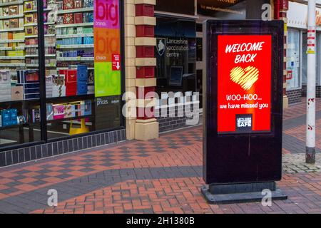 Bentornato, ti abbiamo perso il cartello rosso Woo-Hoo a Chorley, Lancashire, Regno Unito Foto Stock