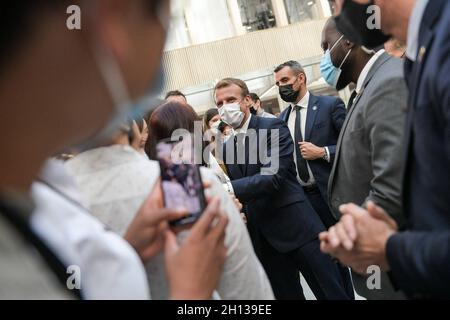 Il presidente francese Emmanuel Macron, con Tony Estanguet, presidente dell'OCOG e accompagnato dal ministro dell'Istruzione nazionale, della gioventù e dello sport, Jean-Michel Blanquer, dal ministro della transizione ecologica, Barbara Pompili, dal ministro del lavoro, dell'occupazione e dell'integrazione, Elisabeth Borne, Roxana Maracineanu, ministro delegato, Responsabile dello sport, Emmanuelle Wargon, Ministro dell'edilizia abitativa, Sophie Cluzel, Segretario di Stato per le persone disabili, ha visitato la sede del Comitato Organizzatore dei Giochi Olimpici e Paralimpici - OCOG a Saint Denis il 14 ottobre 2021, per un discorso di t Foto Stock