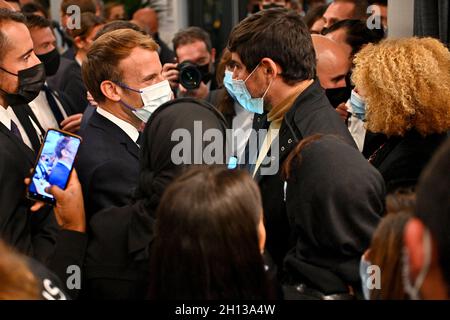 Marsiglia, Francia. 15 ottobre 2021. Il Presidente francese Emmanuel Macron a le Cloitre, a Marsiglia, Francia meridionale, il 15 ottobre 2021, Nel quadro di una visita per rivedere gli impegni del piano d'investimento denominato "Marseille en Grand". Il presidente francese Emmanuel Macron ha annunciato il 1° settembre 2021 un piano ambizioso volto a rispondere alle 'emergenze' sociali, educative, economiche e di sicurezza nella seconda città più grande della Francia. Photo by Bruno Bebert/Pool/ABACAPRESS.COM Credit: Abaca Press/Alamy Live News Foto Stock