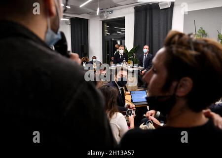 Marsiglia, Francia. 15 ottobre 2021. Il Presidente francese Emmanuel Macron a le Cloitre, a Marsiglia, Francia meridionale, il 15 ottobre 2021, Nel quadro di una visita per rivedere gli impegni del piano d'investimento denominato "Marseille en Grand". Il presidente francese Emmanuel Macron ha annunciato il 1° settembre 2021 un piano ambizioso volto a rispondere alle 'emergenze' sociali, educative, economiche e di sicurezza nella seconda città più grande della Francia. Photo by Bruno Bebert/Pool/ABACAPRESS.COM Credit: Abaca Press/Alamy Live News Foto Stock