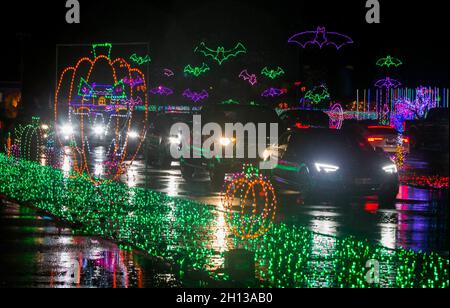 Ontario, Canada. 15 ottobre 2021. Le persone guidano le auto per visitare uno spettacolo di luci drive-thru a Richmond Hill, Ontario, Canada, il 15 ottobre 2021. Lo spettacolo di luci a tema Halloween 'notti di luci' si svolge qui dal 1 al 31 ottobre di quest'anno. Credit: Zou Zheng/Xinhua/Alamy Live News Foto Stock