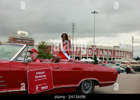 Bloomington, Stati Uniti. 15 ottobre 2021. Miss Indiana USA 2021 A'Niyah Birdsong Rides in un'auto durante l'Indiana University Homecoming Parade.Student gruppi partecipano alla Indiana University (IU) Homecoming Parade. La sfilata iniziò su 17th Street e Woodlawn. Credit: SOPA Images Limited/Alamy Live News Foto Stock