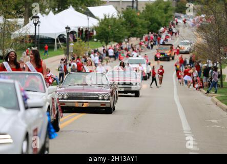 Bloomington, Stati Uniti. 15 ottobre 2021. I carri si dirigono dagli spettatori durante la Parata Homecoming dell'Indiana University. I gruppi di studenti partecipano alla Parata Homecoming dell'Indiana University (IU). La sfilata iniziò su 17th Street e Woodlawn. Credit: SOPA Images Limited/Alamy Live News Foto Stock