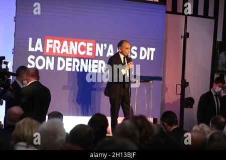 Nimes, Francia. 15 ottobre 2021. Eric Zemmour è visto sul palco con il titolo del suo libro 'la France n'a pas dit son dernier mot' proiettato su uno schermo dietro di lui. L'estrema destra polemista Eric Zemmour ha attirato più di 1500 persone a Nimes (Francia). Ha tenuto un discorso come candidato senza confermare ufficialmente che correrà per il presidente nel 2022. I membri della campagna "Gioventù con Zemmour" hanno distribuito materiali per la campagna, tra cui le magliette "Zemmour 2022". Ha annunciato di voler "mettere fine all'immigrazione illegale e legale” e ha criticato con forza il comportamento della tradizionale destra Foto Stock